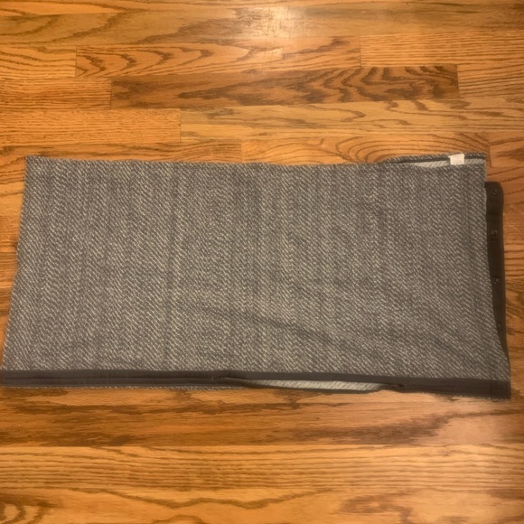 Lululemon Vinyasa Scarf in EUC Dark Gray trim - Picture 2 of 4